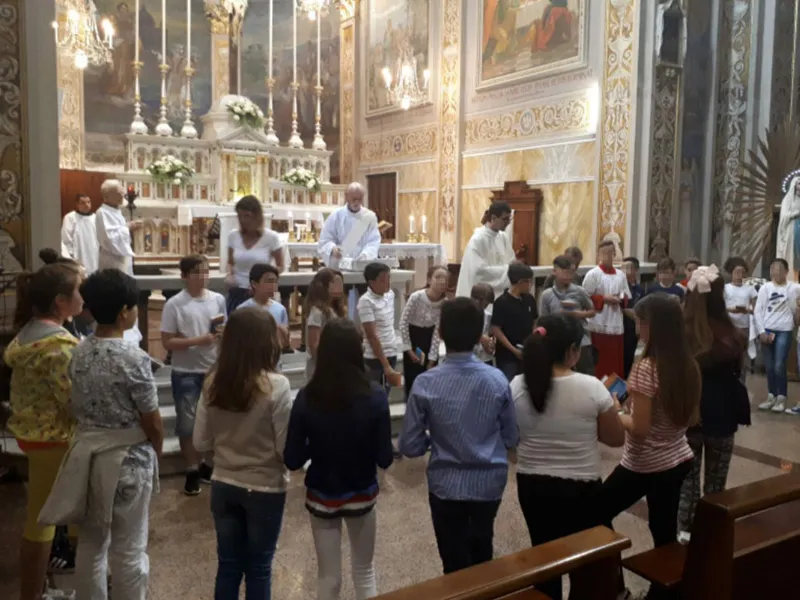Bambini del catechismo in chiesa