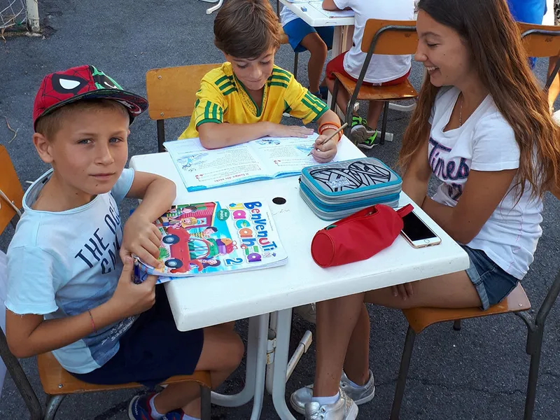 Bambini che fanno i compiti con gli educatori