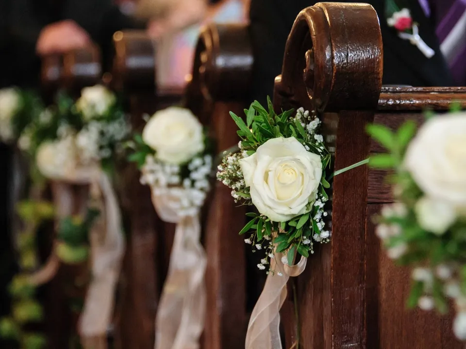 Banchi della chiesa addobbati per un matrimonio