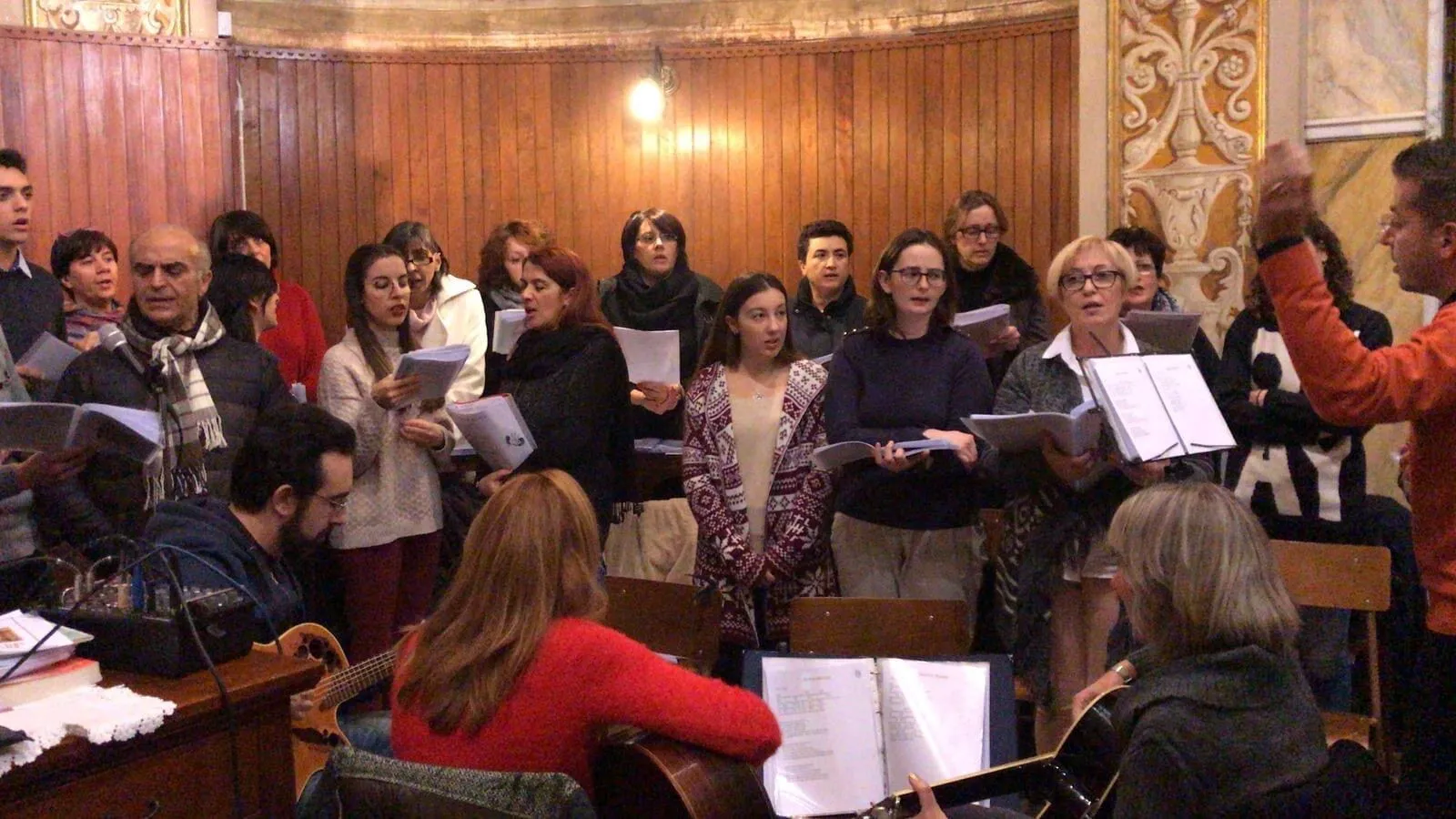 Il coro durante il concerto di Natale 2019